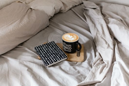 Šálek cappuccina v posteli