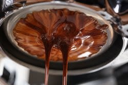 Espresso tekoucí z páky bez dna